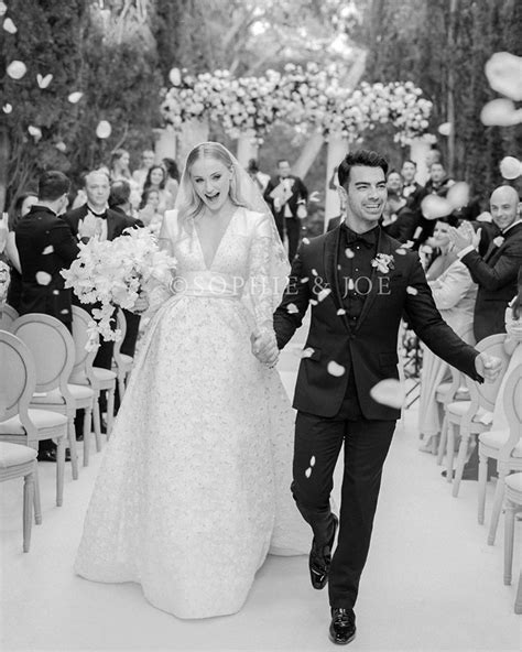 robe de mariée louis vuitton|Mariage de Sophie Turner et Joe Jonas : sa robe de mariée est .